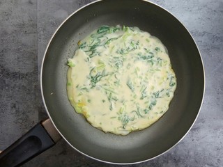 14、快手早餐～菠菜鸡蛋饼,让平底锅左右转圈，使面糊摊均匀