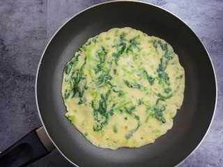 16、快手早餐～菠菜鸡蛋饼,煎到两面金黄就好了