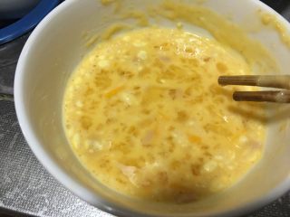 1、「吃货久久」小森日系鸡蛋卷升级版,准备蛋糊 一人份用两只鸡蛋 （两人2-3只鸡蛋）打散加入少许面粉 牛奶 一茶匙蜂蜜 火腿丁打匀