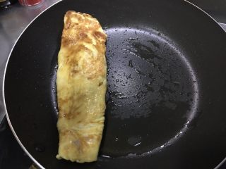 3、「吃货久久」小森日系鸡蛋卷升级版,鸡蛋6.7成熟时就卷起 不用乘出来 放在一边