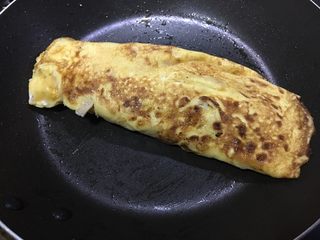 5、「吃货久久」小森日系鸡蛋卷升级版,同样6.7分熟时再把鸡蛋卷起 就可以起锅了 
