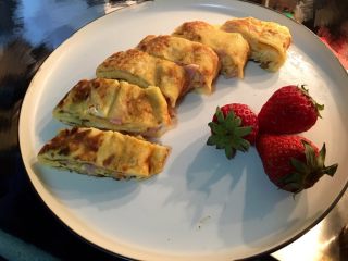 6、「吃货久久」小森日系鸡蛋卷升级版,切断 装盘 完成啦