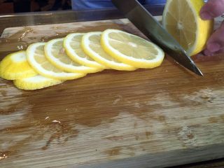1、冰糖柠檬膏,柠檬切片（切片前用盐搓洗干净柠檬）