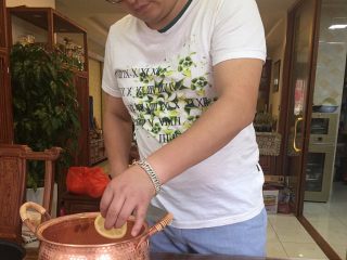 2、冰糖柠檬膏,将切好片的柠檬铺在沙锅底！（我家的是紫铜锅）