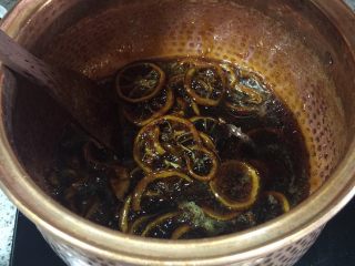 3、冰糖柠檬膏,开小火炖至膏状