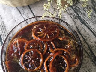 4、冰糖柠檬膏,冷却后用瓶子装好放冰箱冷藏！