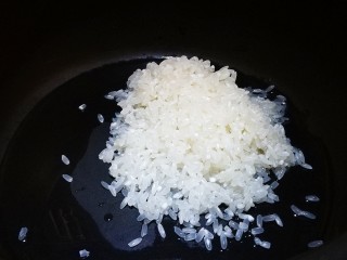 6、香香糯糯～山药豆养生粥,放入小砂锅中