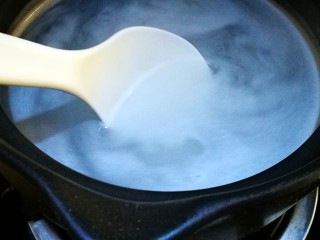 9、香香糯糯～山药豆养生粥,用勺子不时搅拌一下 避免粘锅