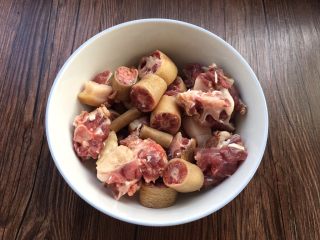 1、美容养生汤～黄豆炖猪尾,猪尾巴用火烧好处理清洗干净，剁成小段。（我这个是买别人烧好的）