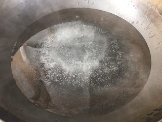 2、美容养生汤～黄豆炖猪尾,锅中添加适量水烧开。