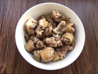 4、美容养生汤～黄豆炖猪尾,焯水后放入水里清洗干净血泡，沥干水分备用。