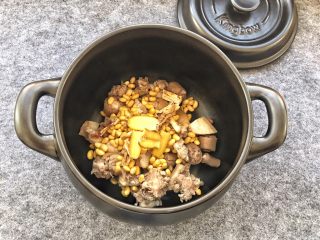 10、美容养生汤～黄豆炖猪尾,放入姜片。