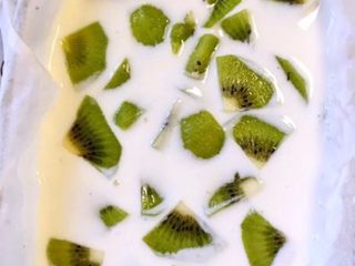 1、酸奶水果薄脆,将蜂蜜和酸奶拌匀，平铺到铺了油纸的盘里。