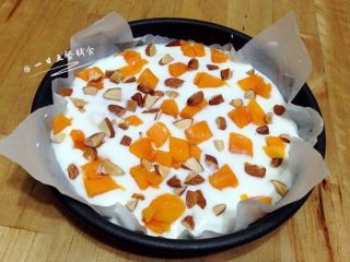 3、酸奶水果薄脆,撒上准备好的水果和坚果。