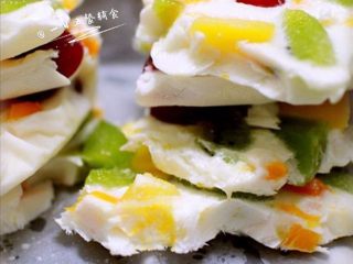 4、酸奶水果薄脆,放入冷冻层4小时左右或者过夜。