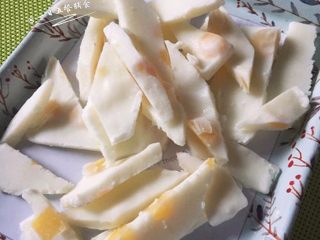 5、酸奶水果薄脆,（直到完全冻硬）。