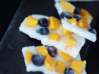 6、酸奶水果薄脆,取出酸奶脆片，揭掉油纸，掰成合适大小的碎片。