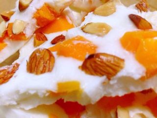 7、酸奶水果薄脆,装入保鲜袋，置于冷冻层，随吃随取。