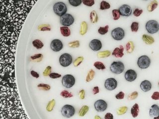 8、酸奶水果薄脆,可以随意发挥了，比如蓝莓开心果蔓越莓酸奶水果薄脆。