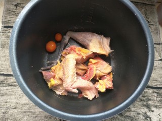 4、＃秋季温补祛风，防感冒＃老母鸡汤面条篇,成块放入锅中