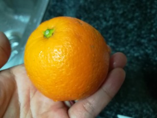 1、晶莹剔透的好吃，还是好药的糖渍血橙皮,血橙取出一个