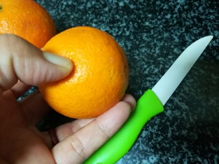 2、晶莹剔透的好吃，还是好药的糖渍血橙皮,用水果刀轻轻把橙皮分成几等分，注意千万不能太用力，把皮切开就好了。