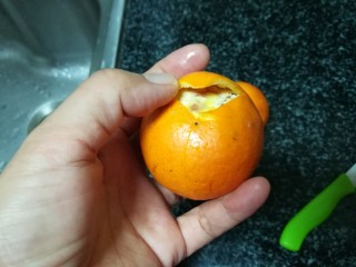 3、晶莹剔透的好吃，还是好药的糖渍血橙皮,然后用手指轻轻剥开