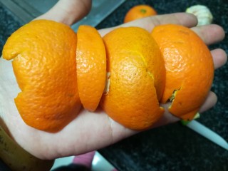 4、晶莹剔透的好吃，还是好药的糖渍血橙皮,剥了很多很多橙皮