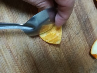 5、晶莹剔透的好吃，还是好药的糖渍血橙皮,用不锈钢调羹轻轻刮去白色的那层膜