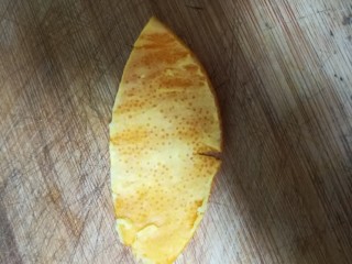 6、晶莹剔透的好吃，还是好药的糖渍血橙皮,看，成功弄好一块橙皮