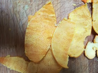 7、晶莹剔透的好吃，还是好药的糖渍血橙皮,刮了很多很多橙皮