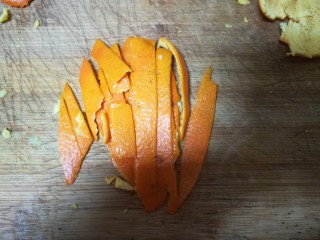 8、晶莹剔透的好吃，还是好药的糖渍血橙皮,码齐切碎