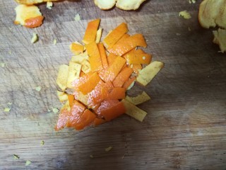 9、晶莹剔透的好吃，还是好药的糖渍血橙皮,切长条形