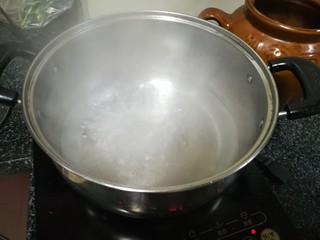 11、晶莹剔透的好吃，还是好药的糖渍血橙皮,锅里水烧开