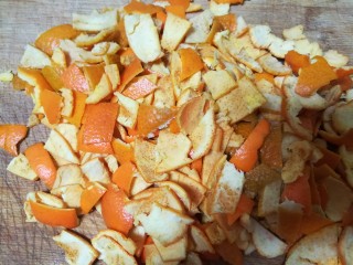 10、晶莹剔透的好吃，还是好药的糖渍血橙皮,切了很多很多橙皮