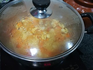 12、晶莹剔透的好吃，还是好药的糖渍血橙皮,倒下切好的橙皮稍微煮一分钟