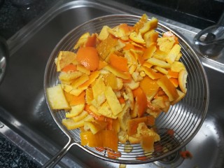 13、晶莹剔透的好吃，还是好药的糖渍血橙皮,漏勺沥干水分