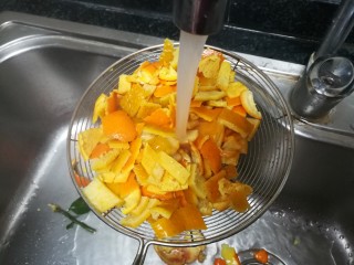 14、晶莹剔透的好吃，还是好药的糖渍血橙皮,用冷水冲一下，去除苦涩味