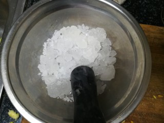 15、晶莹剔透的好吃，还是好药的糖渍血橙皮,老冰糖用捣臼稍微捣烂一下