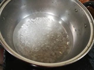 16、晶莹剔透的好吃，还是好药的糖渍血橙皮,加入冰糖煮