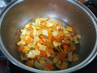 17、晶莹剔透的好吃，还是好药的糖渍血橙皮,加入橙皮煮