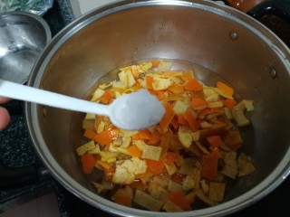 18、晶莹剔透的好吃，还是好药的糖渍血橙皮,加入一点盐巴，这样橙皮更不会太甜，口感更好点