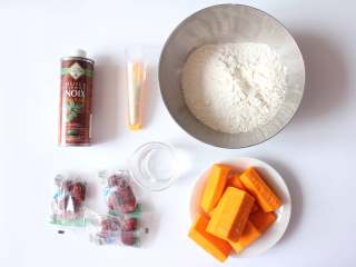 1、南瓜红枣发糕（适合14个月以上的宝宝）,准备所有食材