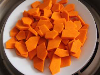 4、南瓜红枣发糕（适合14个月以上的宝宝）,上锅蒸熟