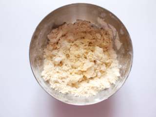 8、南瓜红枣发糕（适合14个月以上的宝宝）,拌成絮状