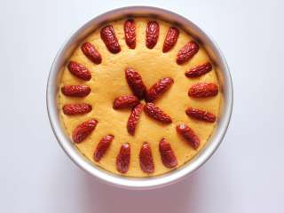 15、南瓜红枣发糕（适合14个月以上的宝宝）,红枣切四瓣，摆放在发好的发糕上面