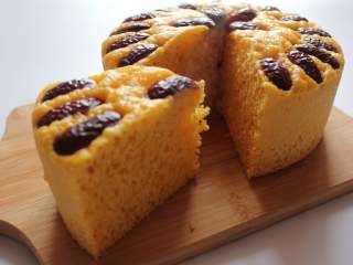 16、南瓜红枣发糕（适合14个月以上的宝宝）,开水上锅，大火蒸25分钟即可。关火焖5分钟后开盖就可以了，凉了脱膜即可