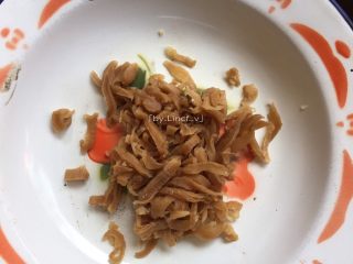 1、生鱼肉片粥,生姜洗净后切片、萝卜干洗净后切丝待用（如果较咸的萝卜干建议先泡泡一下水）