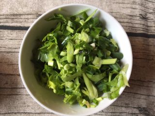 4、生鱼肉片粥,香葱、芹菜洗净后切小待用