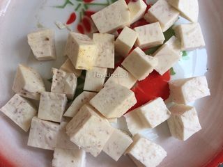 5、生鱼肉片粥,香芋去皮洗净后切丁